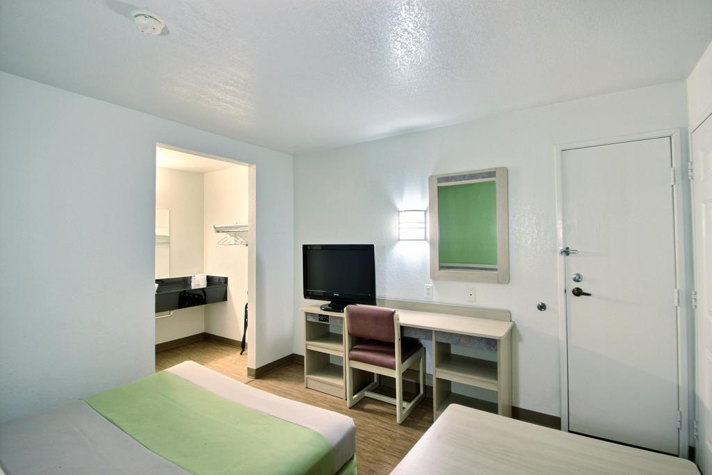 Motel 6 Milwaukee West - Брукфилд Номер фото