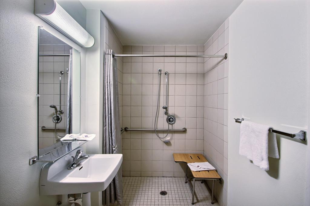 Motel 6 Milwaukee West - Брукфилд Номер фото