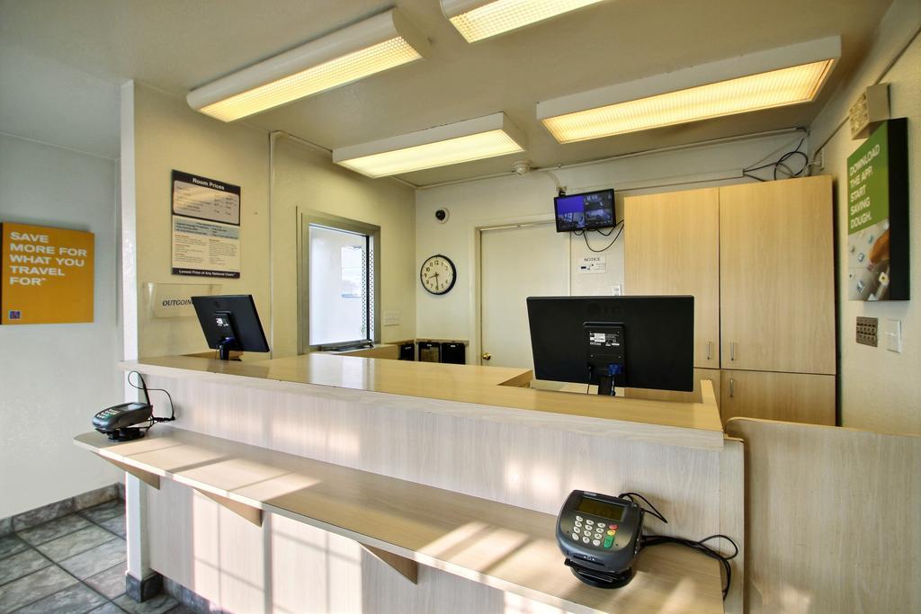 Motel 6 Milwaukee West - Брукфилд Экстерьер фото