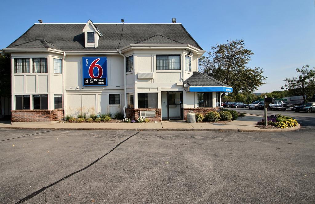 Motel 6 Milwaukee West - Брукфилд Экстерьер фото