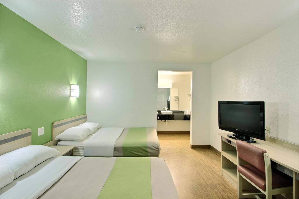 Motel 6 Milwaukee West - Брукфилд Экстерьер фото