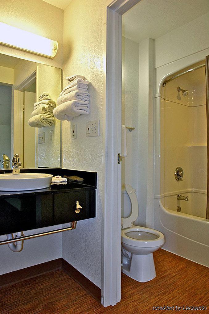 Motel 6 Milwaukee West - Брукфилд Экстерьер фото