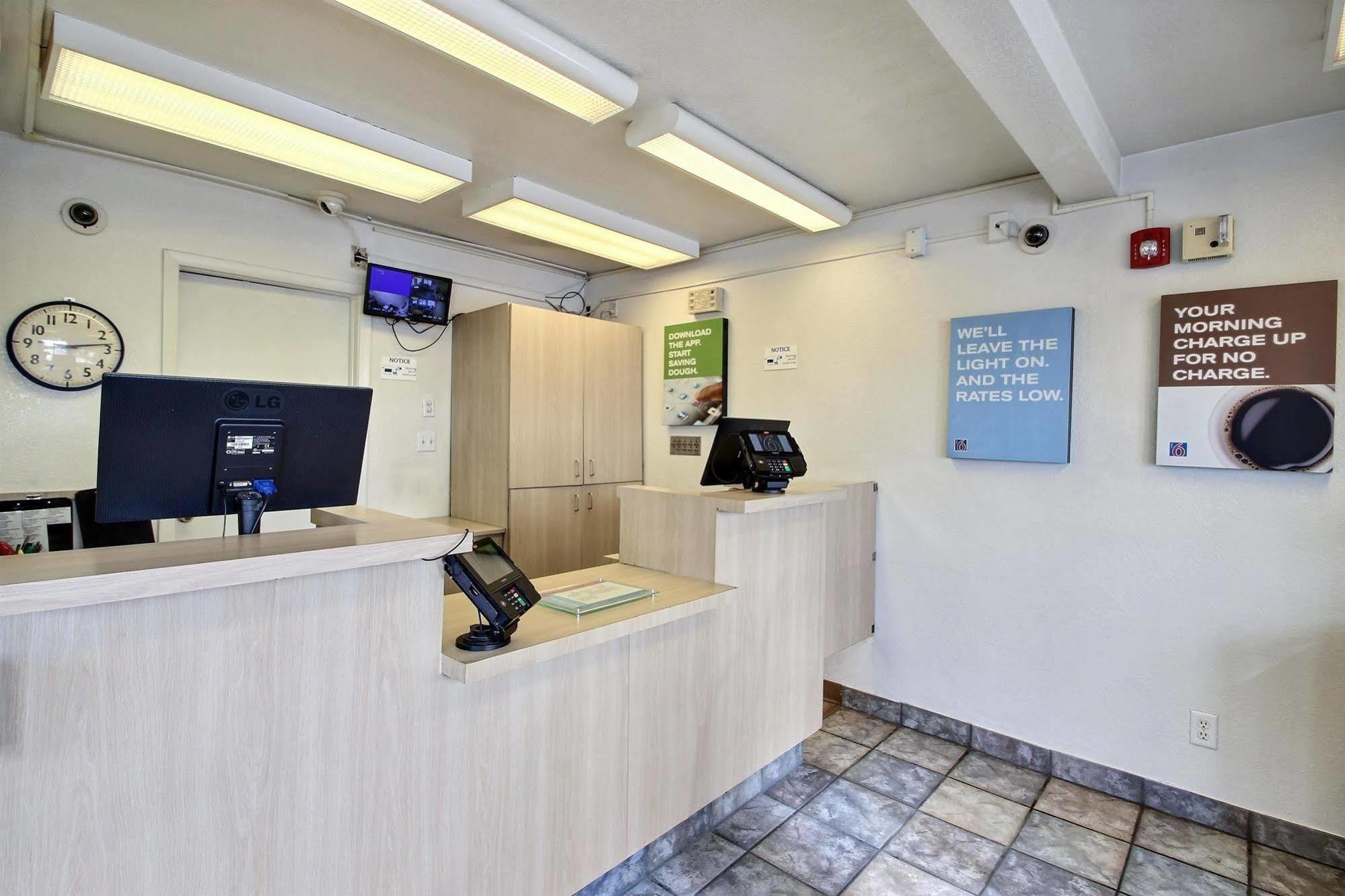 Motel 6 Milwaukee West - Брукфилд Экстерьер фото