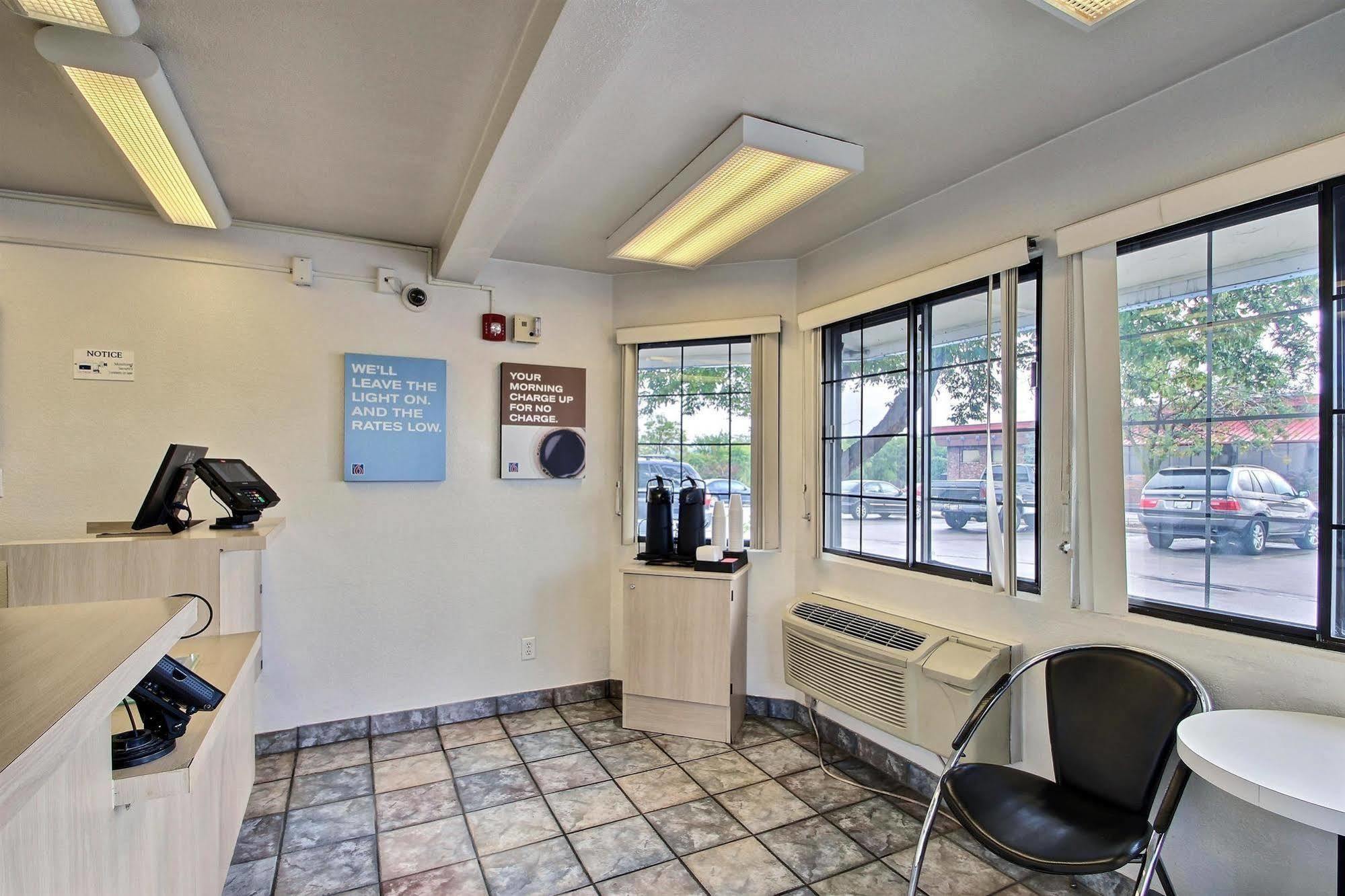 Motel 6 Milwaukee West - Брукфилд Экстерьер фото