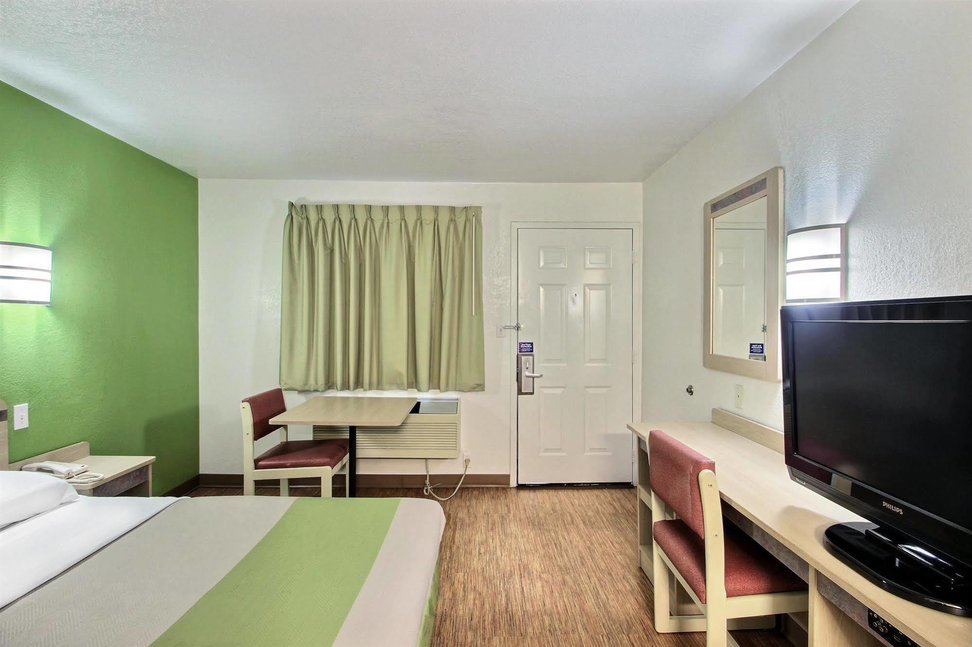 Motel 6 Milwaukee West - Брукфилд Экстерьер фото