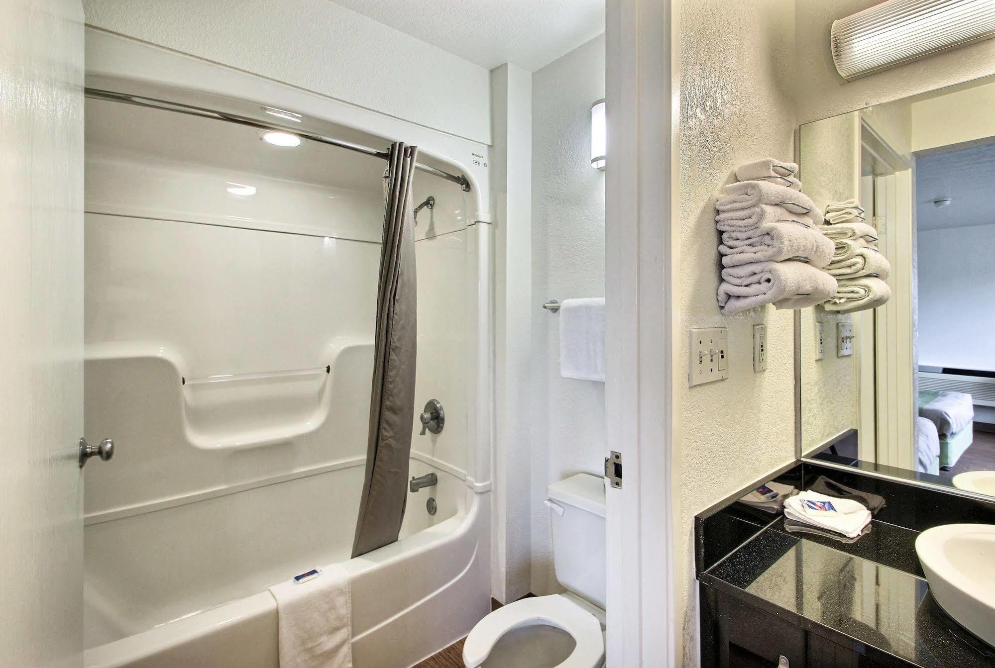 Motel 6 Milwaukee West - Брукфилд Экстерьер фото