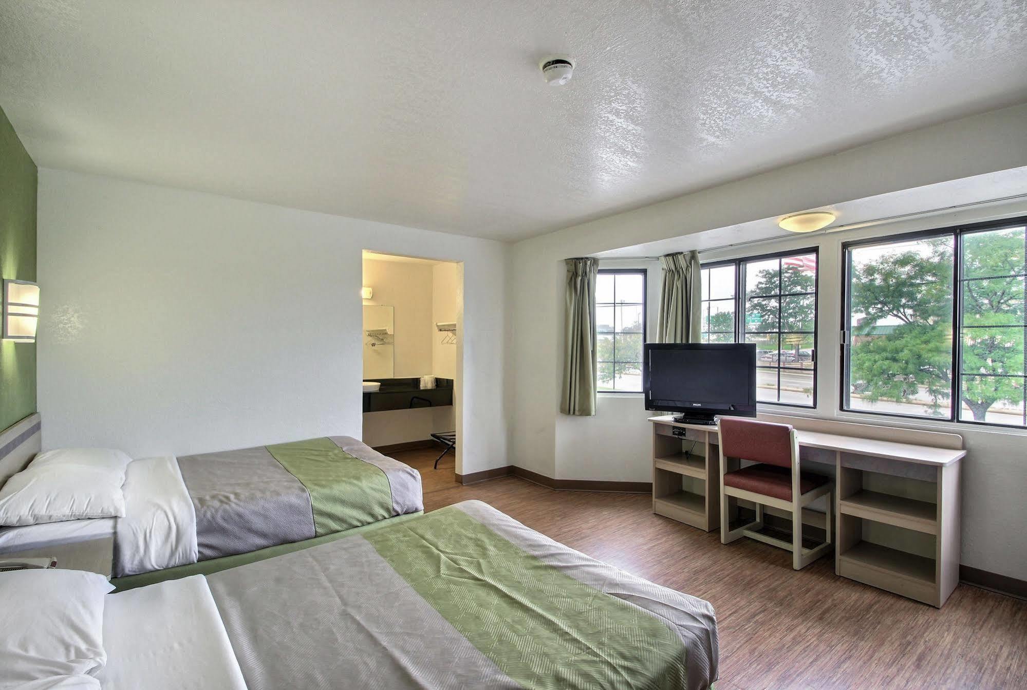 Motel 6 Milwaukee West - Брукфилд Экстерьер фото