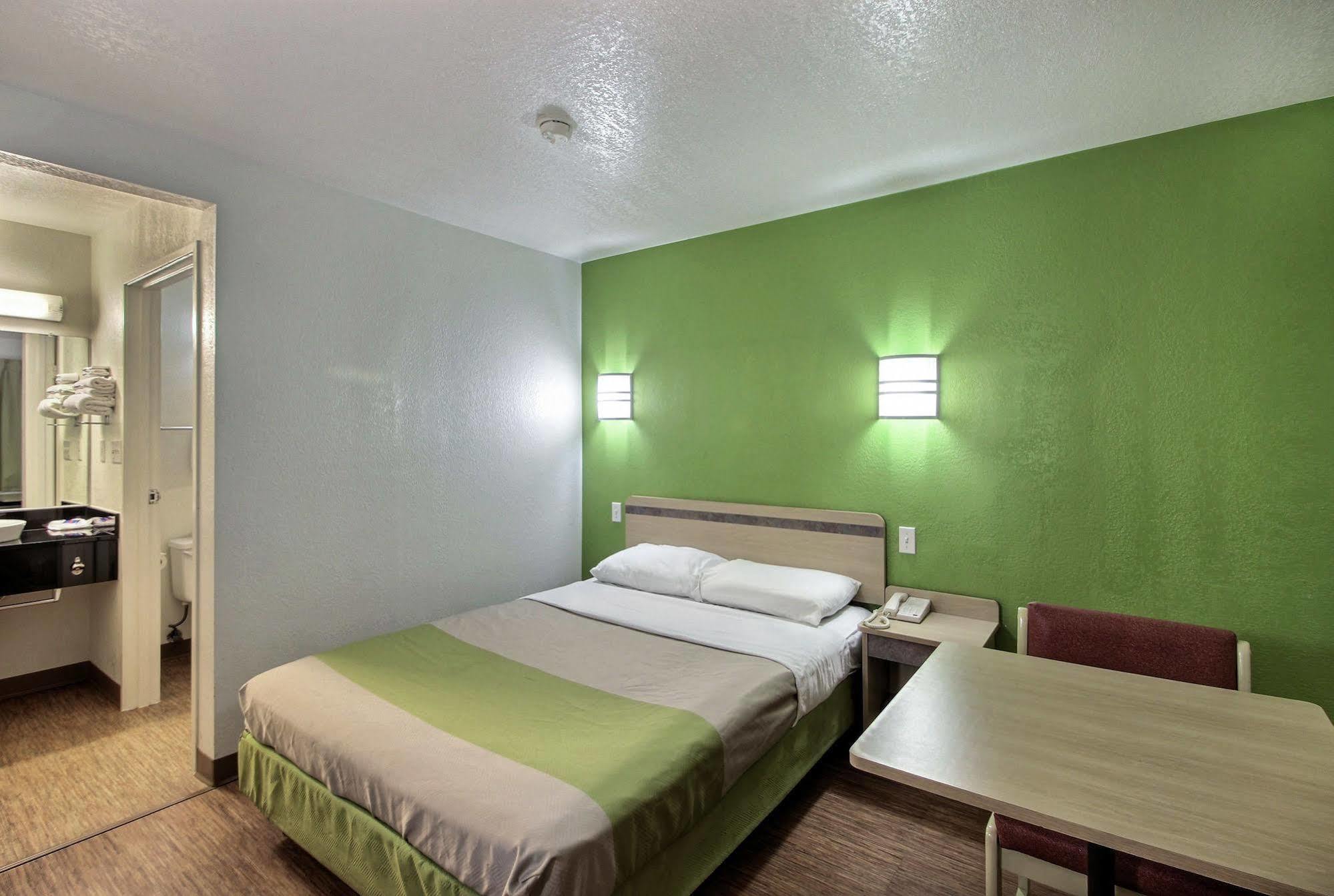 Motel 6 Milwaukee West - Брукфилд Экстерьер фото