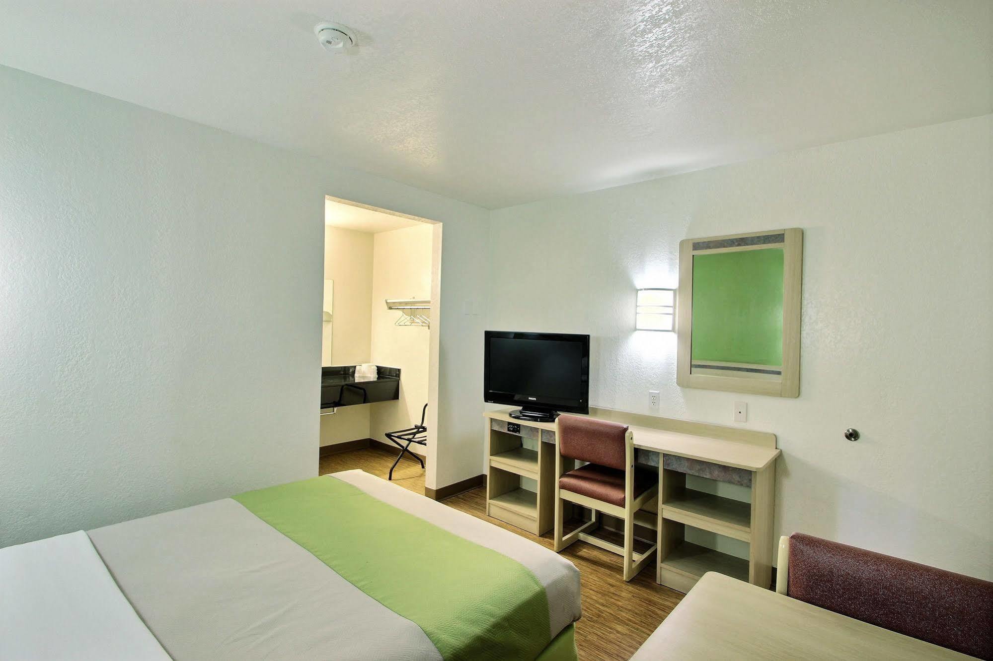 Motel 6 Milwaukee West - Брукфилд Экстерьер фото