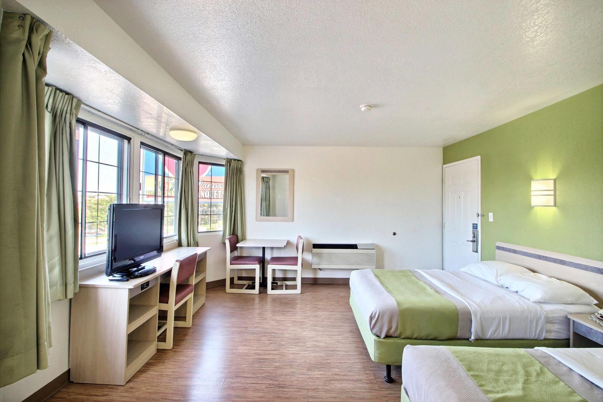 Motel 6 Milwaukee West - Брукфилд Экстерьер фото