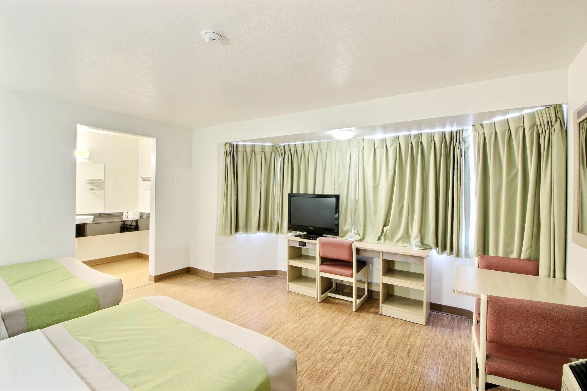 Motel 6 Milwaukee West - Брукфилд Экстерьер фото