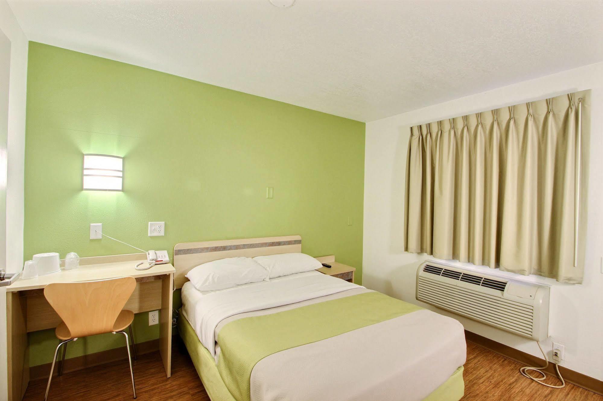 Motel 6 Milwaukee West - Брукфилд Экстерьер фото