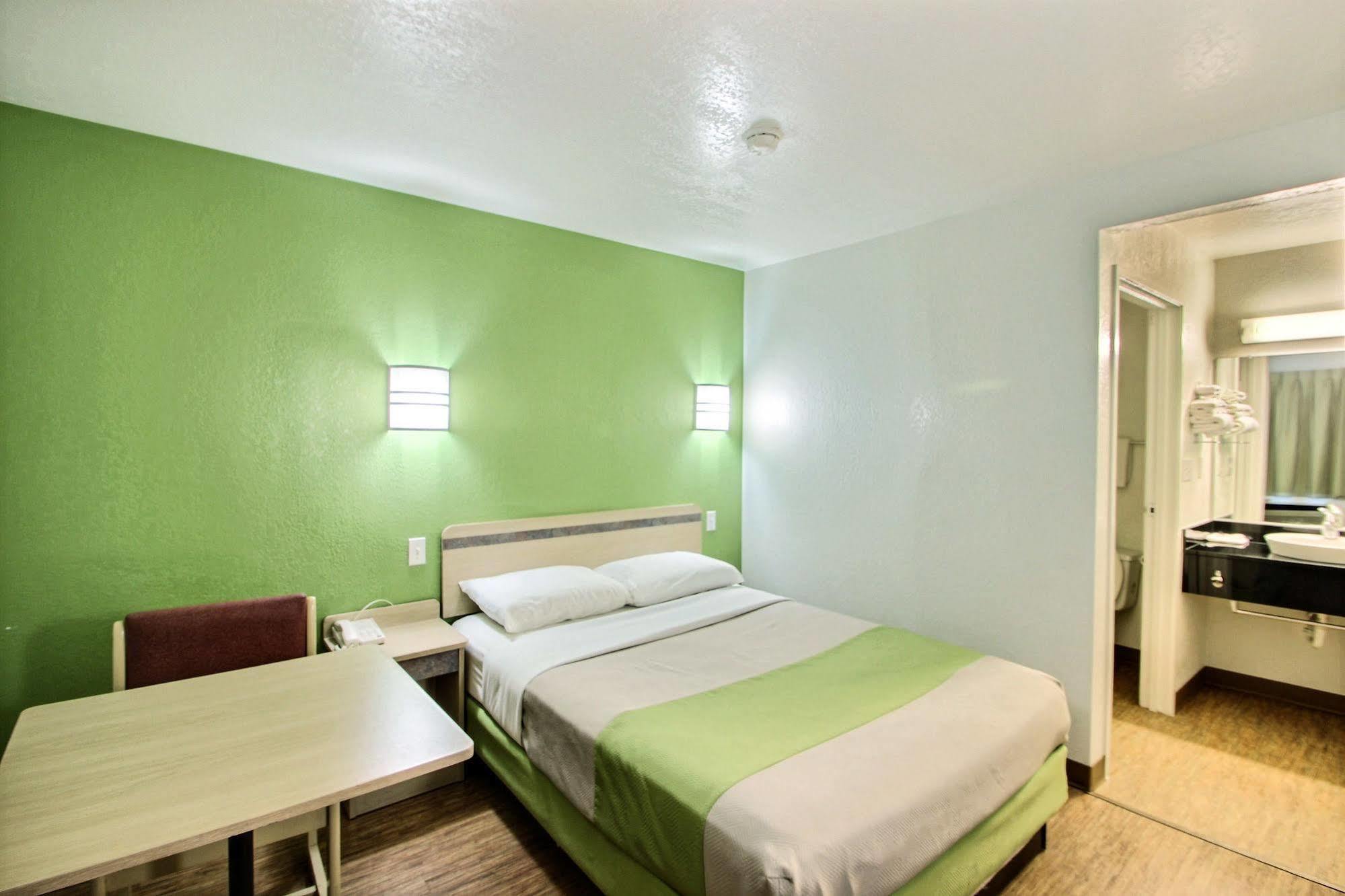 Motel 6 Milwaukee West - Брукфилд Экстерьер фото