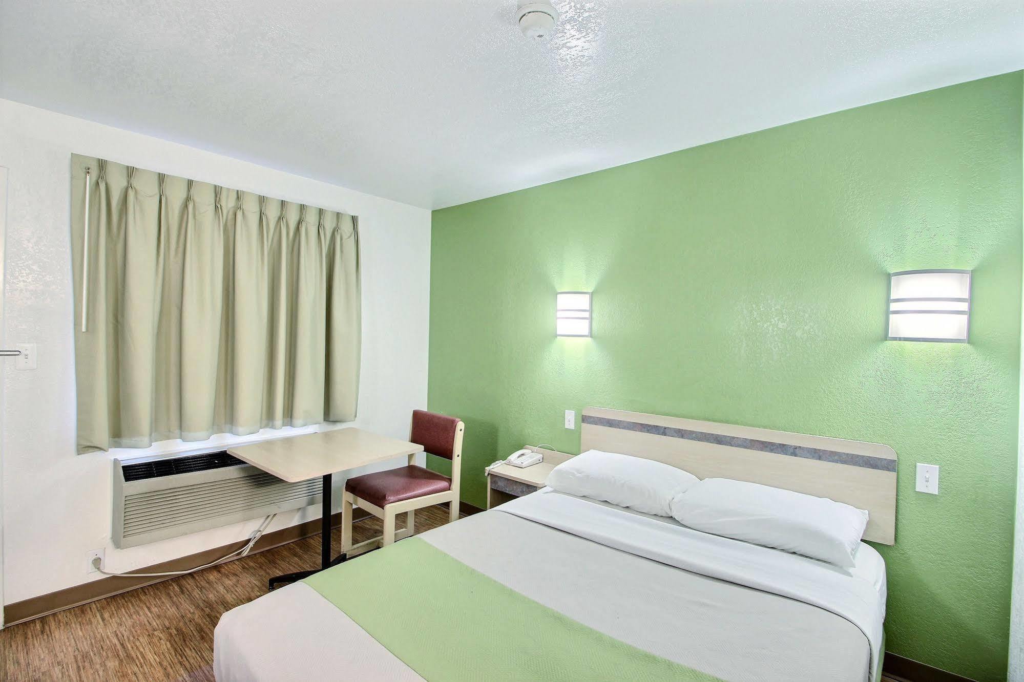 Motel 6 Milwaukee West - Брукфилд Экстерьер фото