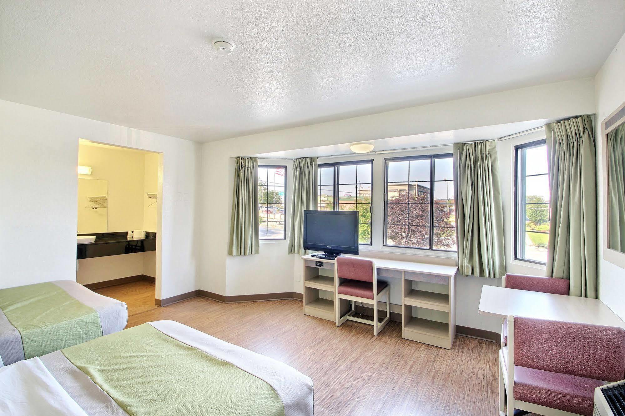 Motel 6 Milwaukee West - Брукфилд Экстерьер фото