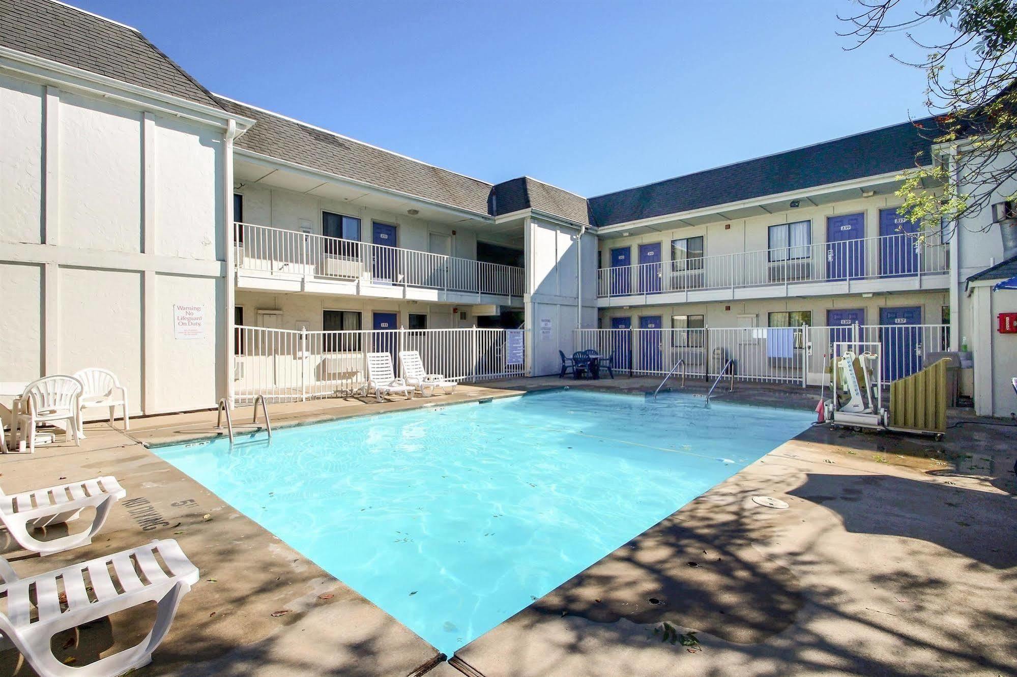 Motel 6 Milwaukee West - Брукфилд Экстерьер фото