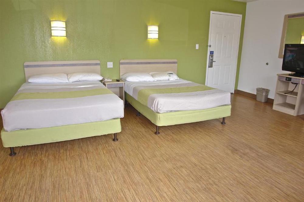 Motel 6 Milwaukee West - Брукфилд Номер фото