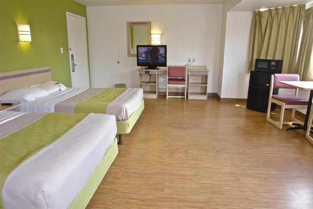 Motel 6 Milwaukee West - Брукфилд Номер фото