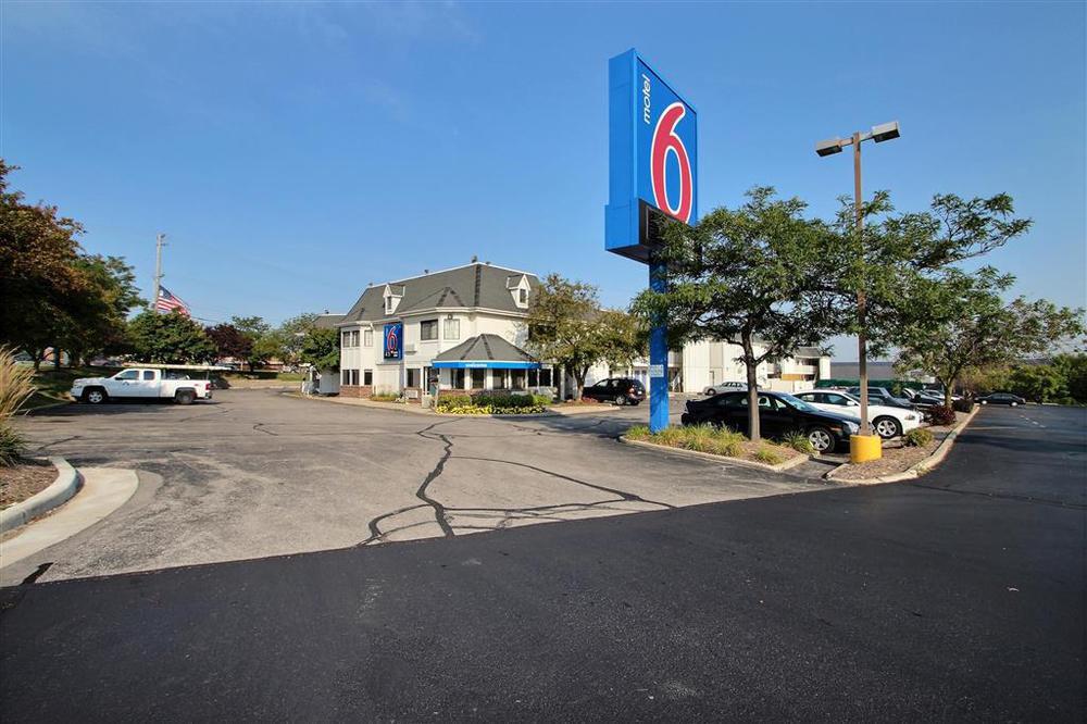 Motel 6 Milwaukee West - Брукфилд Экстерьер фото
